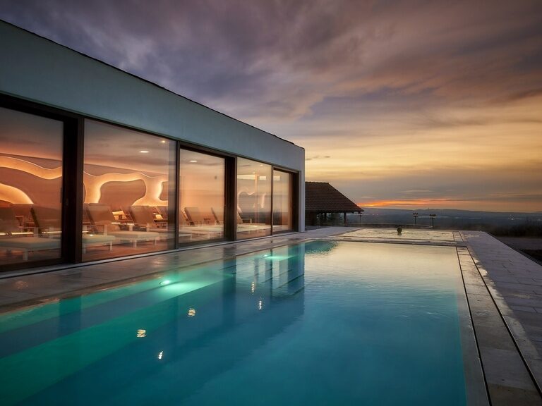 Der Solepool des Hotel Der Birkenhof biete einen wunderschönen Ausblick auf den Sonnenuntergang in der Oberpfalz.