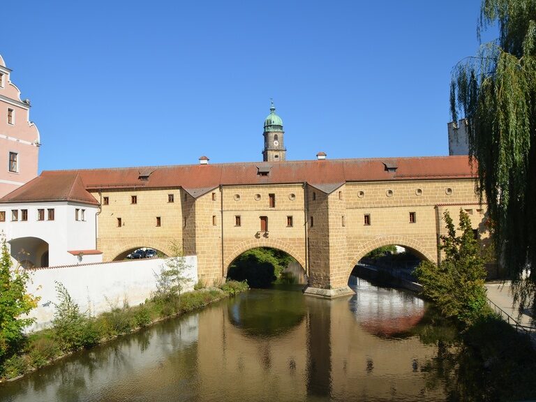 Das berühmte Steingebäude in Amberg mit Brückenfunktion als "Stadtbrille" bekannt.