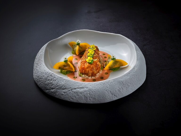 Das ansprechend dekorierte Gericht, der Spitzenküche aus dem Restaurant Eisvogel in der Oberpfalz.