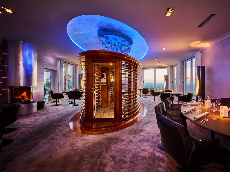 Der Restaurantbereich mit Weinschrank im Mittelpunkt des Sterne Restaurants Eisvogel in Bayern.