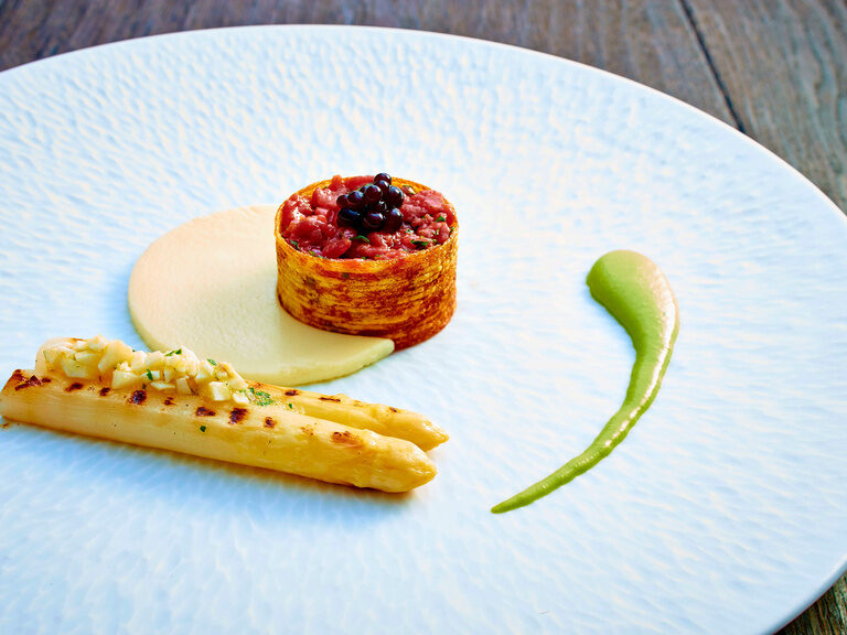 Der genussvoll angerichtete Teller mit Tartare und Spagel aus dem Restaurant des Hotel Der Birkenhof.