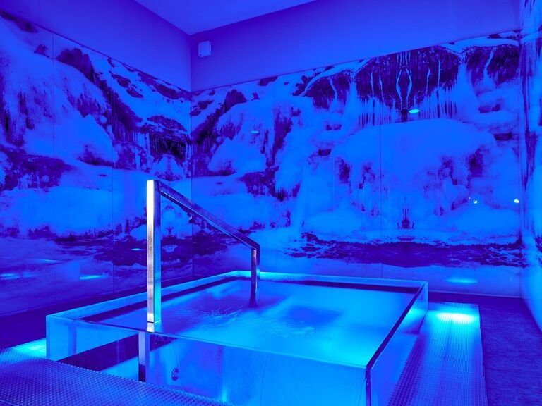 Das Tauchbecken bei blauem Licht in der Saunawelt des Wellnesshotel Der Birkenhof.
