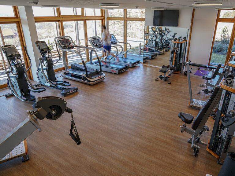 Gut ausgestatteter Trainingsraum mit Fitnessgeräten im Hotel der Birkenhof beim Bayerischen Wald.