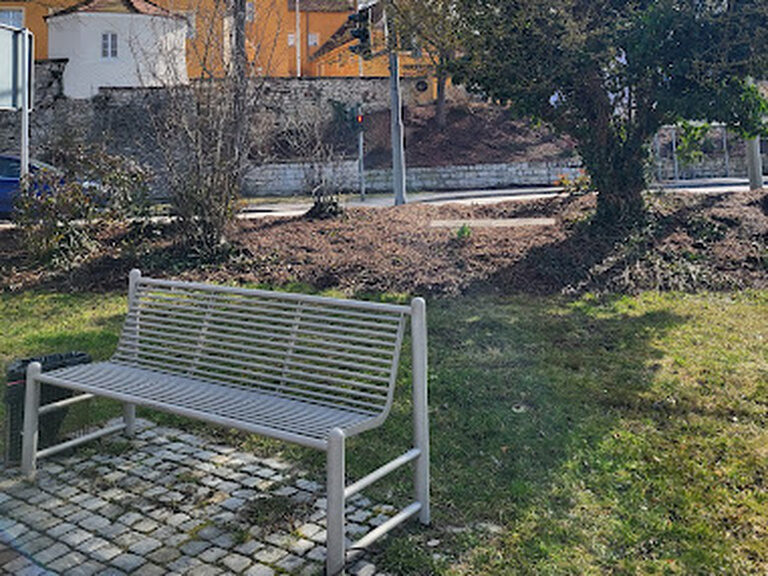 Die gemütliche Bank im Schatten eines großen Baumes vor dem Volkskundemuseum Burglengenfeld..