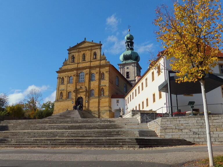 Die imposante Wallfahrtskirche Maria Hilf der Stadt Amberg bei Sonnenschein.