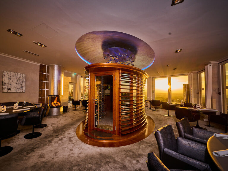 Der Mittelpunkt des Restaurant Eisvogel ist der mit Holzverkleidete Weinschrank im Zentrum des Sternerestaurants in der Oberpfalz.