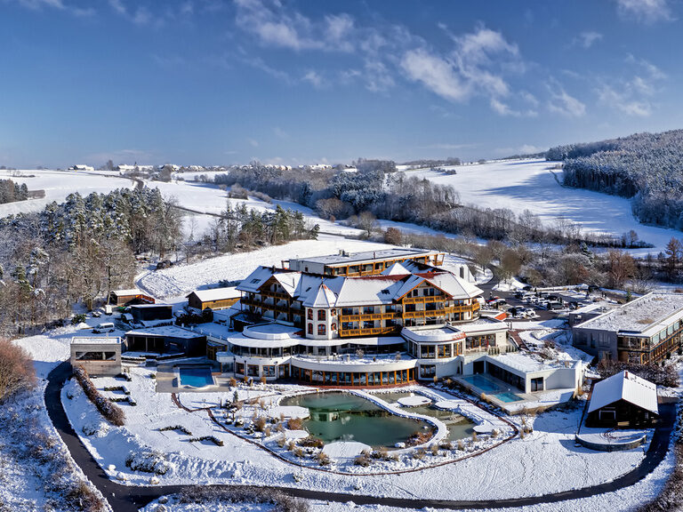 Das Wellnesshotel Der Birkenhof im Winter aus der Vogelperspektive.