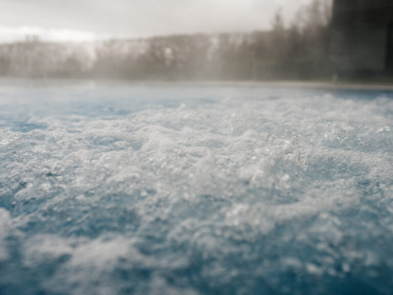 Der gemütliche Whirlpool im Wellnessbereich und Wasserwelt des Hotel Der Birkenhof in der Oberpfalz.