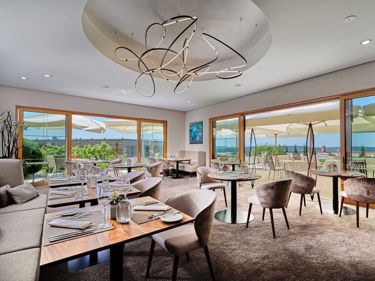 Der hell und lichtdurchflutete Wintergarten im Hotel Der Birkenhof.