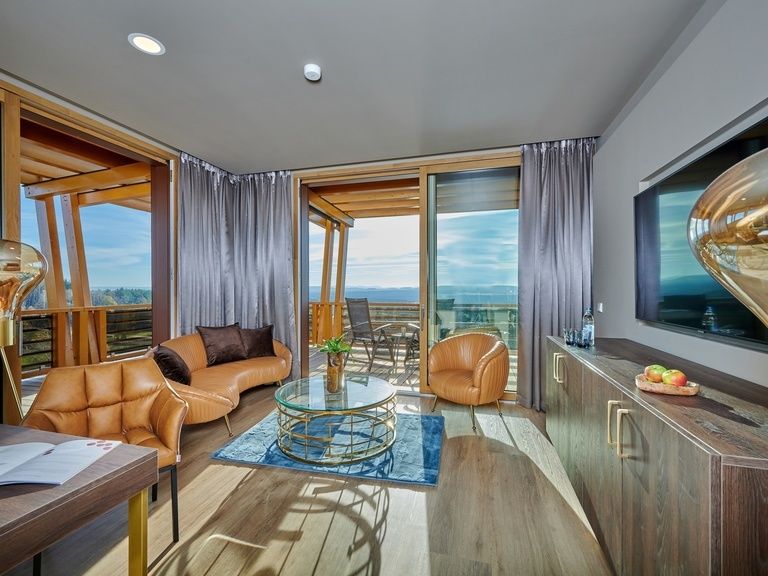 Wohnbereich der Round View Suite