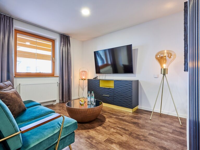 Das moderne Wohnzimmer der Hideaway Suite im Hotel Der Birkenhof.